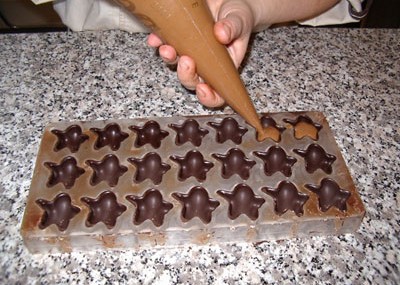 Filling shells with praliné